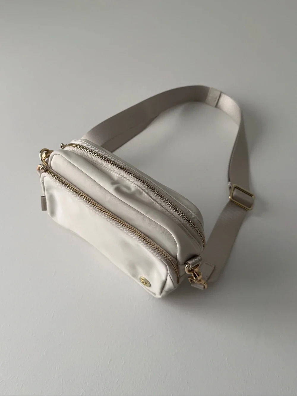 Lululemon Everywhere Crossbody Bag 2L Ivory & Gold